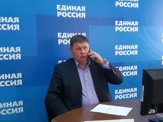 Сергей Агапов и Владимир Дмитриев поздравили ветеранов по телефону 